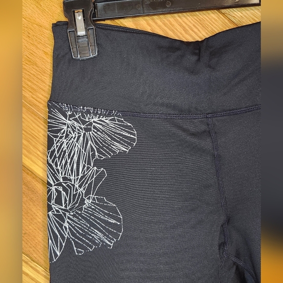 Calvin Klein Performance Wick Black Medium Leggings with White Floral Design - Picture 2 of 11